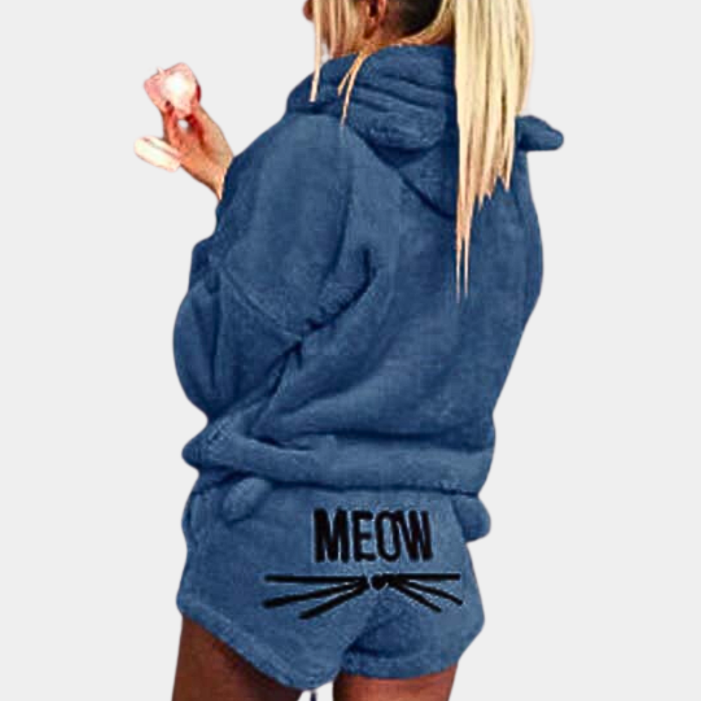 Winterse dames fleece pyjama met capuchon, heerlijk warm en zacht; de ideale set voor koude dagen thuis.