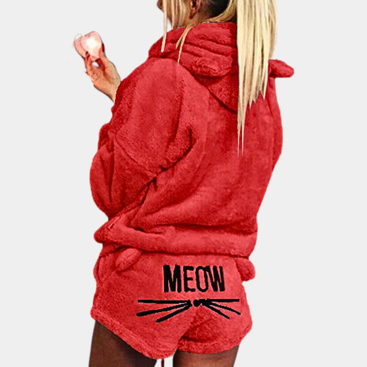 Complete dames fleece pyjamaset met capuchon; broek en bovendeel van zachte, comfortabele stof.