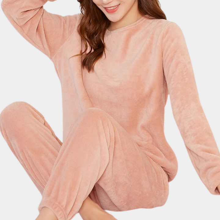 Zachte damespyjama set in roze, comfortabel en ademend polyester voor een goede nachtrust thuis.