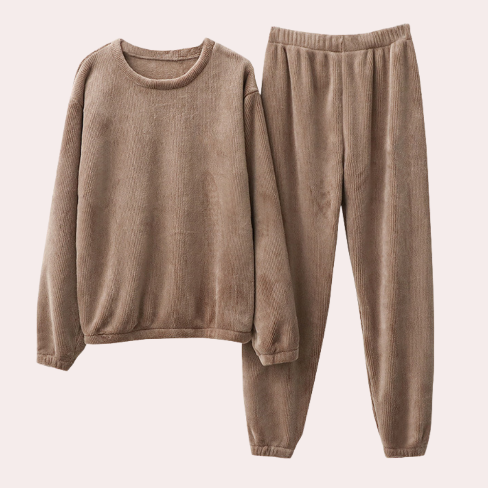 Zachte warme dames pyjamaset van polyester, perfect voor comfortabel loungen en winteravonden thuis.