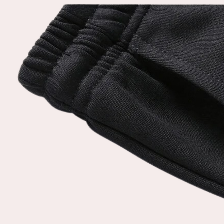 Zwart heren trainingspak Owen van comfortabel polyester. Dit sportpak is ideaal als casual kleding of vrijetijdskleding.