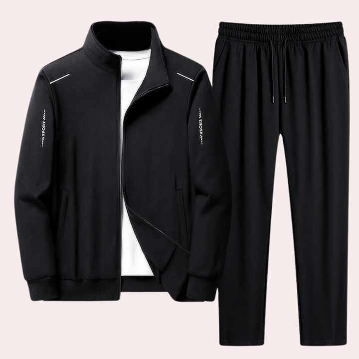 Close-up van het polyester weefsel van heren trainingspak Owen, dat comfort en duurzaamheid biedt voor sport en vrije tijd.