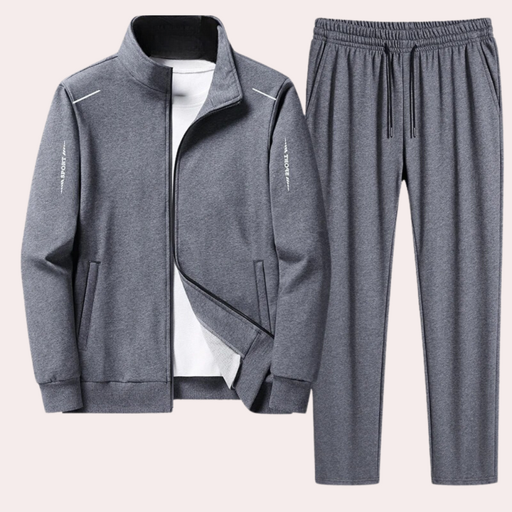 Grijs heren trainingspak Owen. Een veelzijdig en comfortabel polyester sportpak voor heren, geschikt voor vrije tijd.