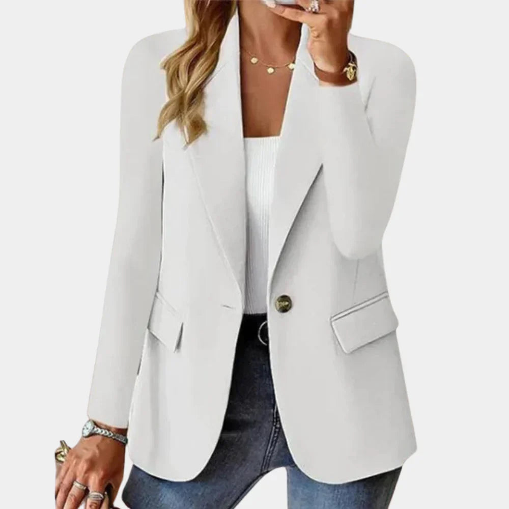 Witte damesblazer Hoymans, getailleerd en modieus. Ideaal voor een stijlvolle en comfortabele look.