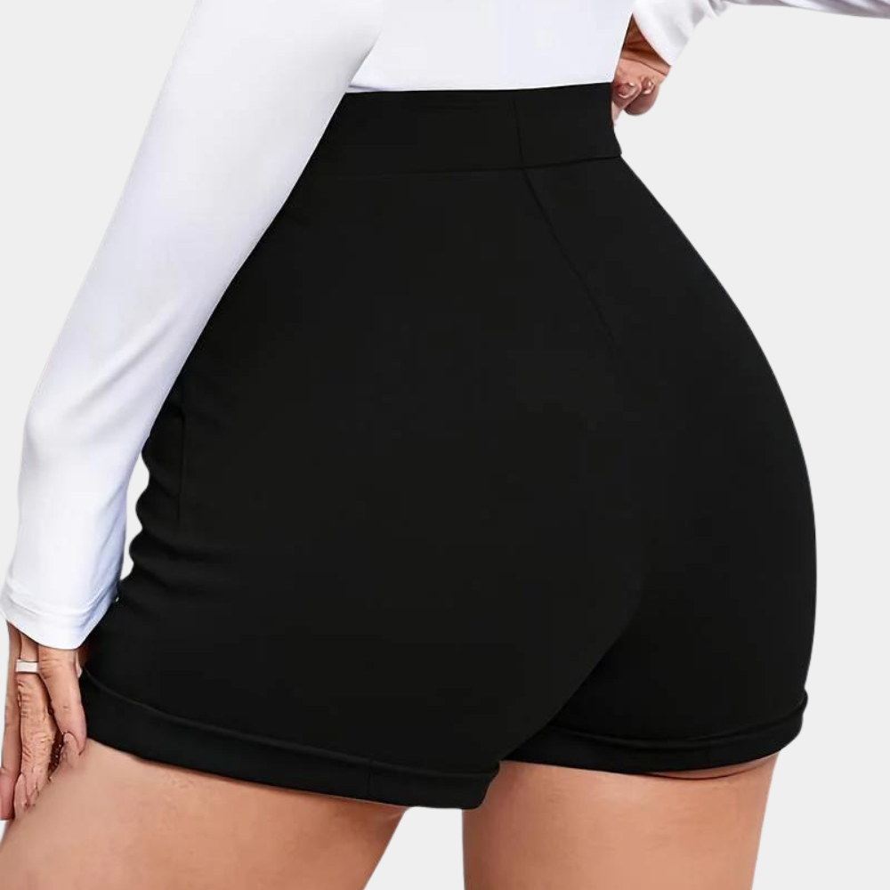 Stijlvolle zwarte shorts met hoge taille, een trendy damesmode keuze voor een elegante en comfortabele zomer.