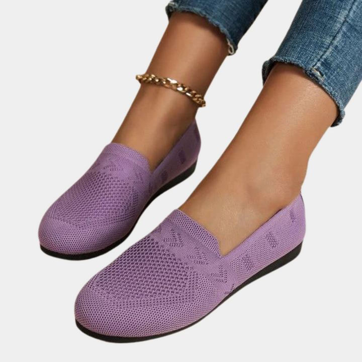 Luchtige dames instappers met gestructureerd bovenwerk. Elegante platte schoenen, perfect voor comfort en stijl.