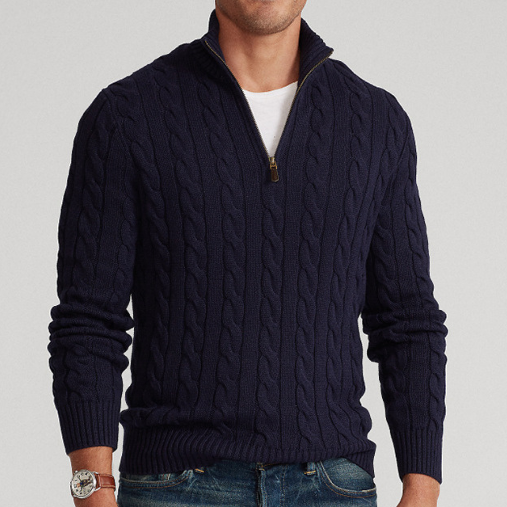 Elegante heren trui met halve rits en zacht kabelpatroon. Warme kasjmier look, perfect voor wintermode.