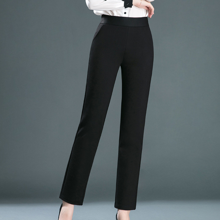 Model draagt elegante, rechte damesbroek Celeste, toont perfecte pasvorm en moderne stijl.
