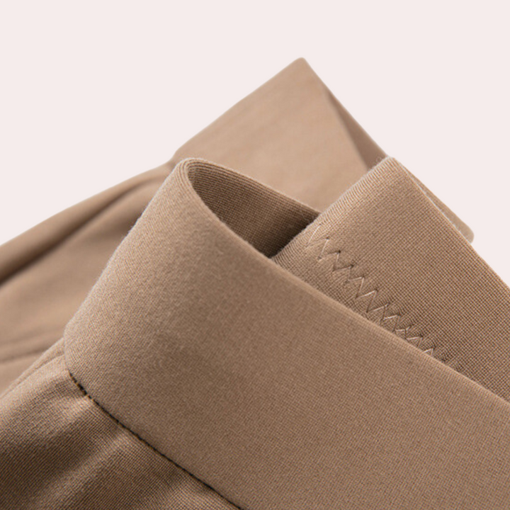 Damesbroek Celeste recht model, combineert tijdloze stijl met ultiem draagcomfort voor elke dag.
