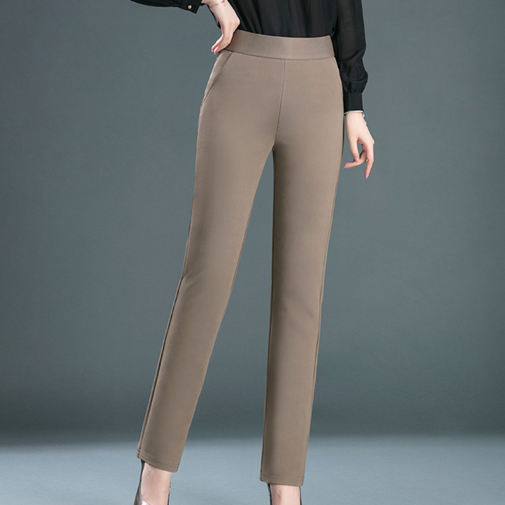 Close-up van de tijdloze rechte damesbroek Celeste met focus op comfortabele stretchstof en design.