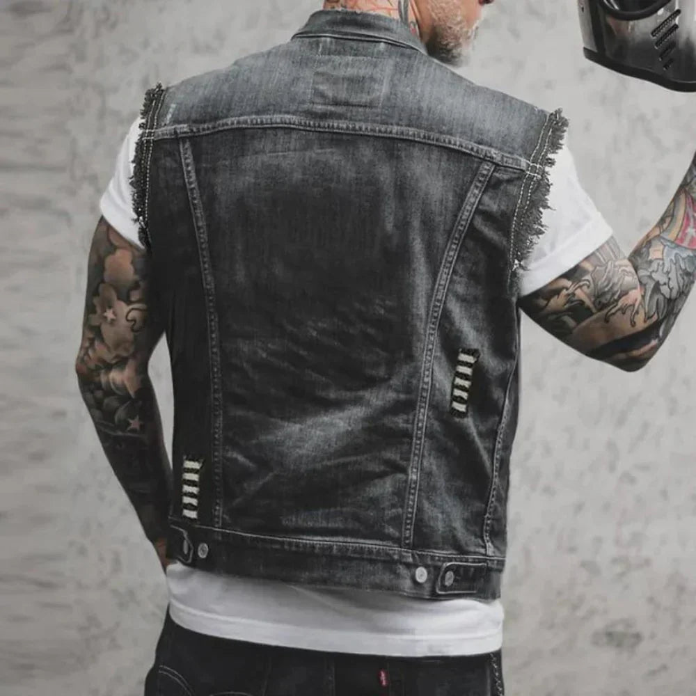 Veelzijdig heren denim vest zonder mouwen, als alternatief voor spijkerjasje. Geschikt voor mannen casual kleding.