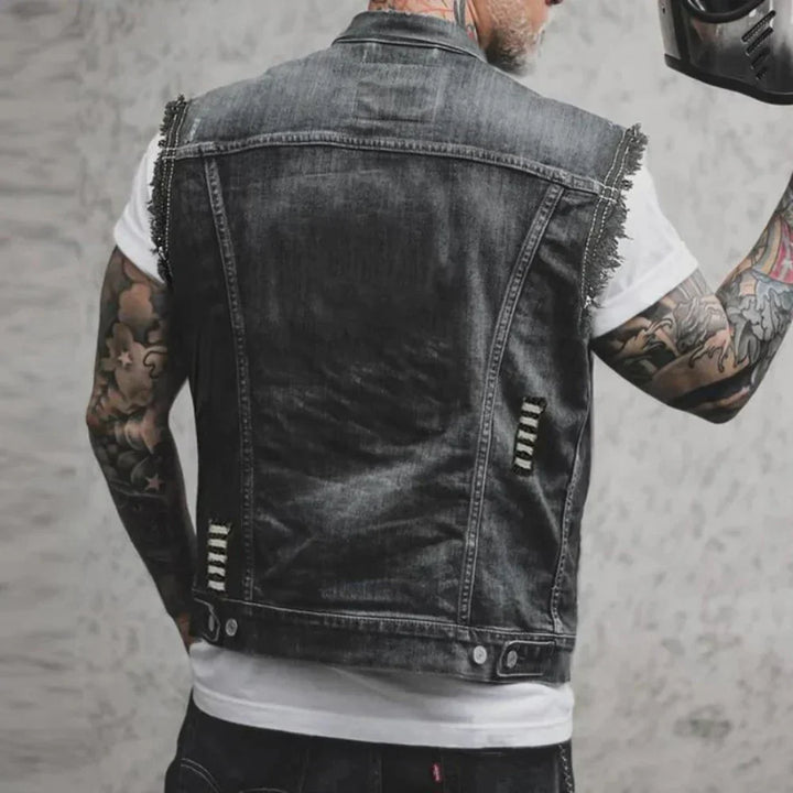 Veelzijdig heren denim vest zonder mouwen, als alternatief voor spijkerjasje. Geschikt voor mannen casual kleding.