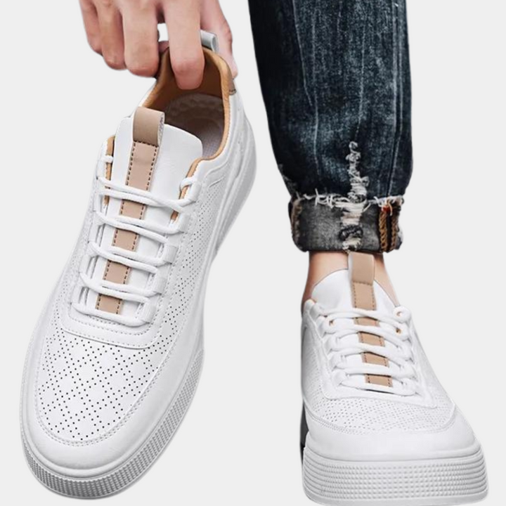 Comfortabele kaki en witte heren schoenen voor dagelijks gemak en een trendy uitstraling.