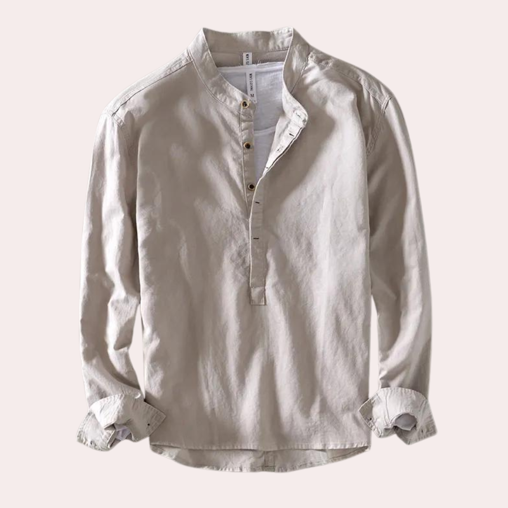 Man draagt Hoymans zomeroverhemd met mandarin kraag, casual en modern, voor een ontspannen strandlook.