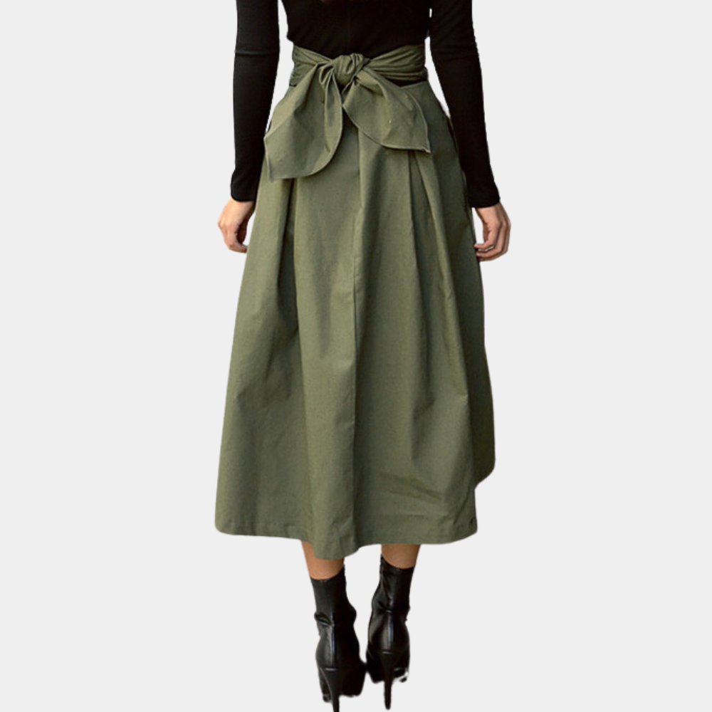 Stijlvolle A-lijn rok met verfijnd high-waist design en elegant strikdetail voor een modieuze impact.