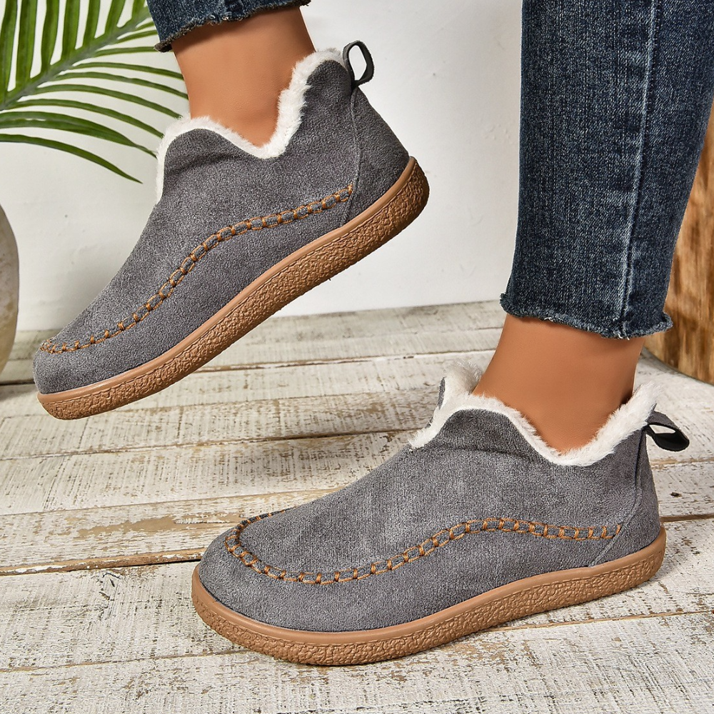 Stijlvolle Selene damespantoffels: zacht, warm en antislip voor comfortabel loungen in huis.