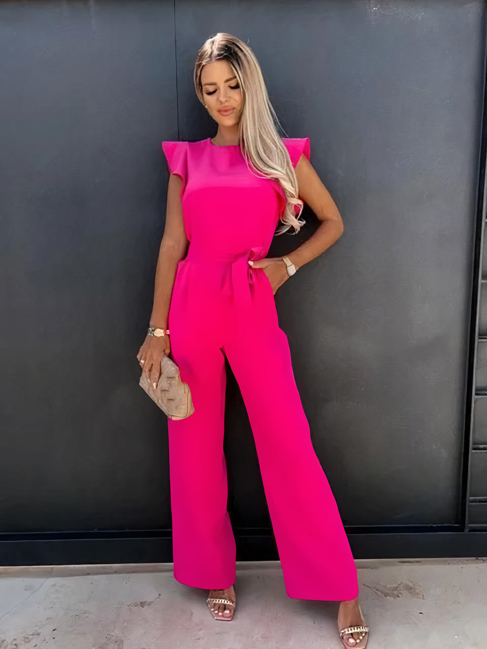 Dames jumpsuit met korte mouwen en ceintuur, ideaal voor een flatterende casual-chique zomerlook. Stijlvol & modieus.