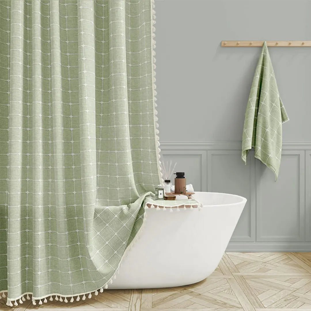 Rustiek linnen douchegordijn met speelse kwastjes. Geeft je badkamer een warme en ontspannen boho-sfeer.