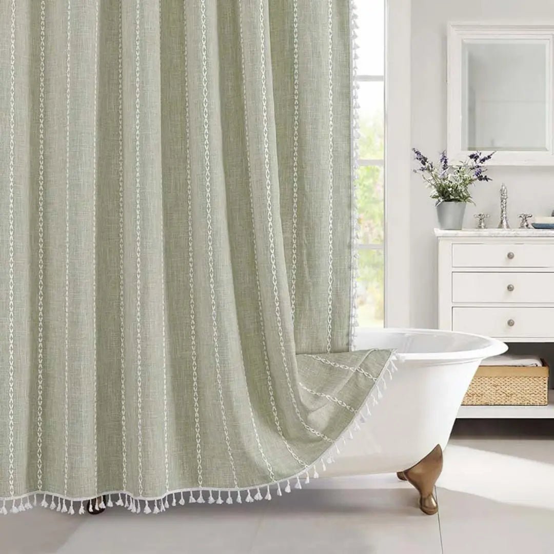 Boho-stijl douchegordijn met handige kwastjes en waterafstotende stof. Verfraai je badkamer met dit textiel.