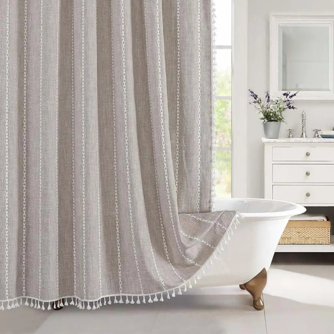 Elegant linnen douchegordijn in landelijke boho-stijl met fijne kwastjes. Een eyecatcher in elke badkamer.