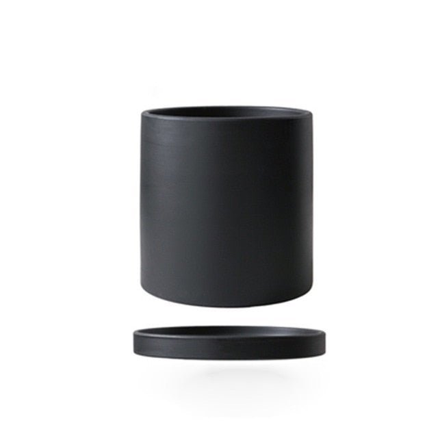 Keramieken design plantenpot met schotel voor een moderne woon- of kantoorinrichting.