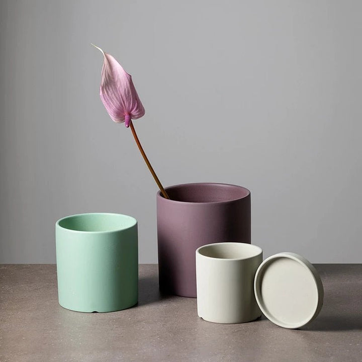 Minimalistische design plantenpot met schotel, geschikt voor diverse planten in huis.