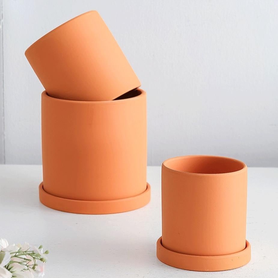 Chique bloempot met schotel, ideaal als geschenk voor plantenliefhebbers. Duurzaam.