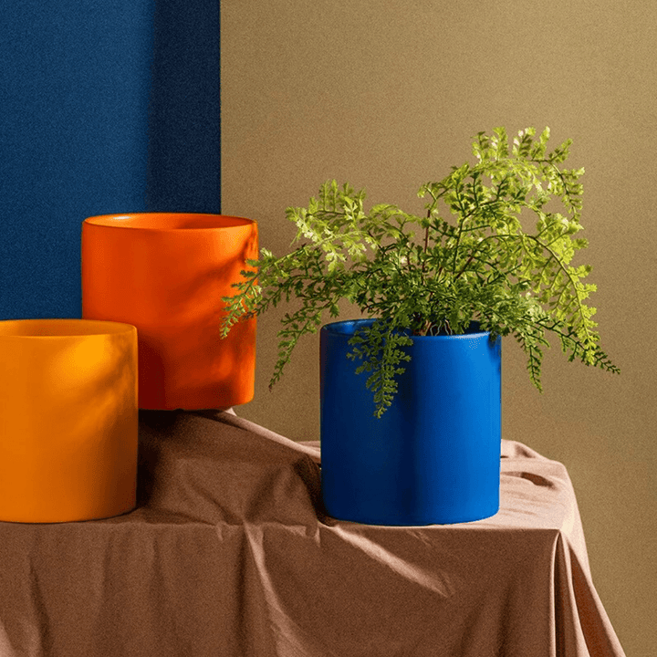 Elegante en duurzame plantenpot van keramiek met schotel. Geschikt voor alle ruimtes.