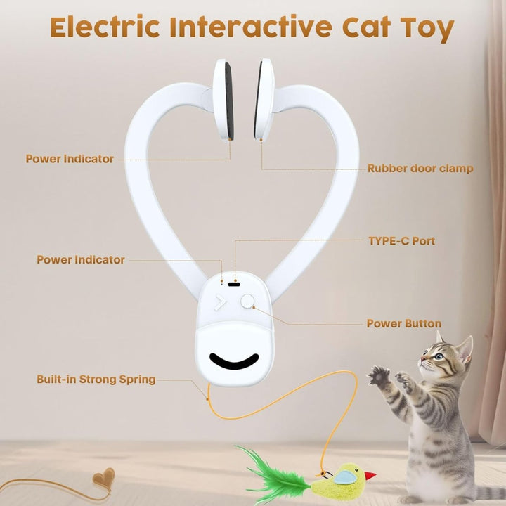 Een gelukkige kat vermaakt zich met het vliegende vogel speelgoed, essentieel kattenspeelgoed voor jachtinstinct.