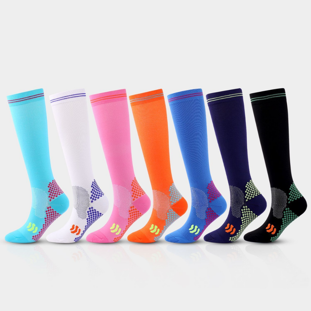 Zwarte unisex hoge-compressie steunkousen voor dagelijks comfort. Bieden beenondersteuning bij sport, wandelen of langdurig staan.