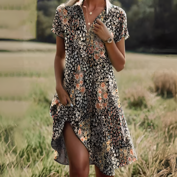 Vooraanzicht van een elegante, halflange zomerjurk. Ademend en comfortabel voor dames.
