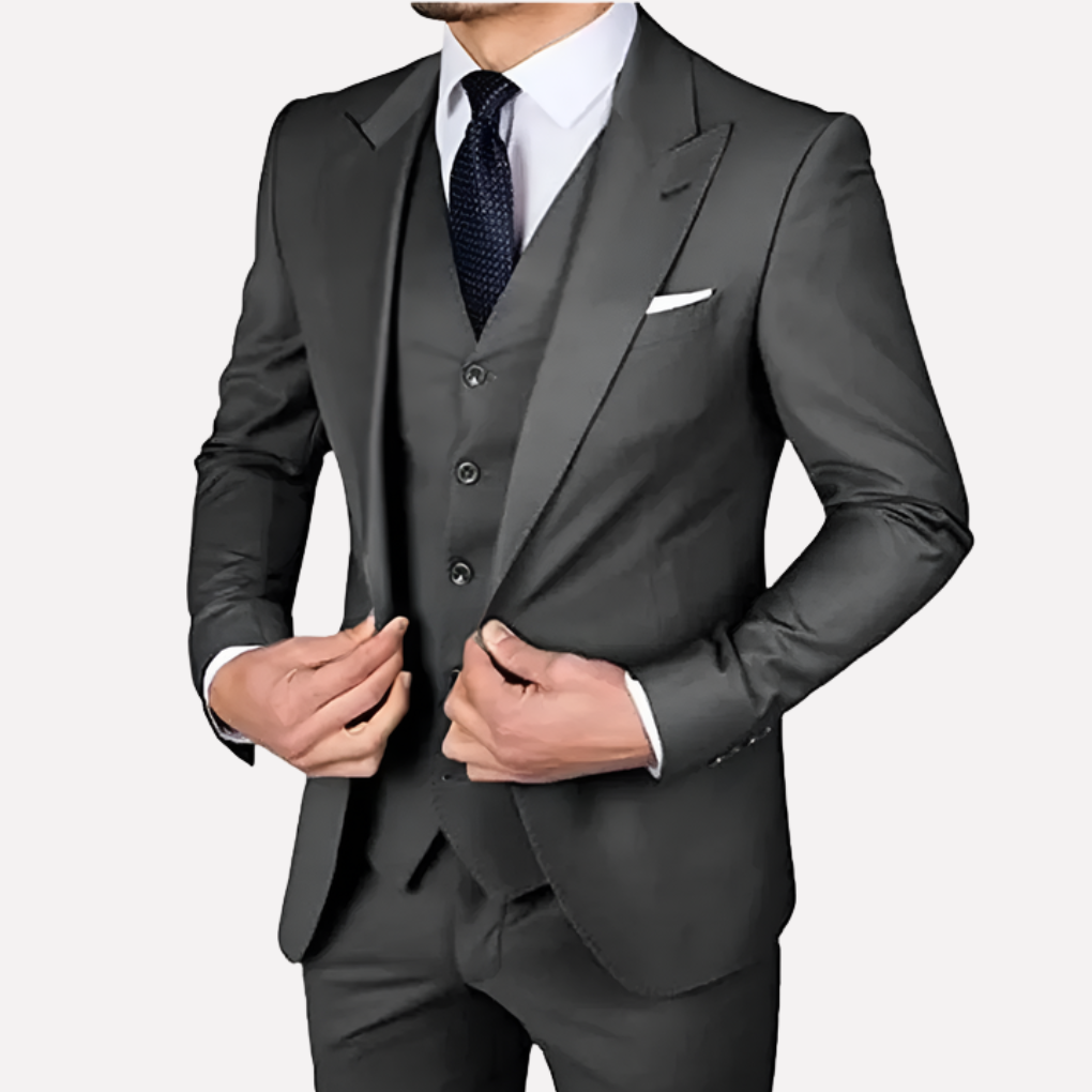 Stijlvol heren slim-fit driedelig pak in elegante stof, perfect voor formele gelegenheden zoals bruiloften of zakelijke meetings.