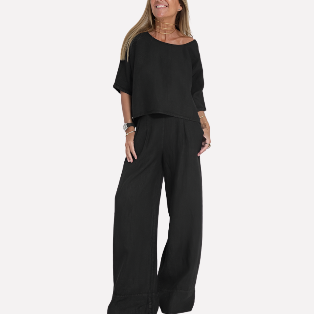 Trendy dames zomeroutfit: tweedelige set met relaxte top en wijde pijpen broek. Ideaal als comfortabele casual kleding.