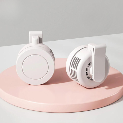 Zwarte compacte clip ventilator, ideaal voor bureau, bed of kinderwagen. USB-gevoed, overal koele lucht.