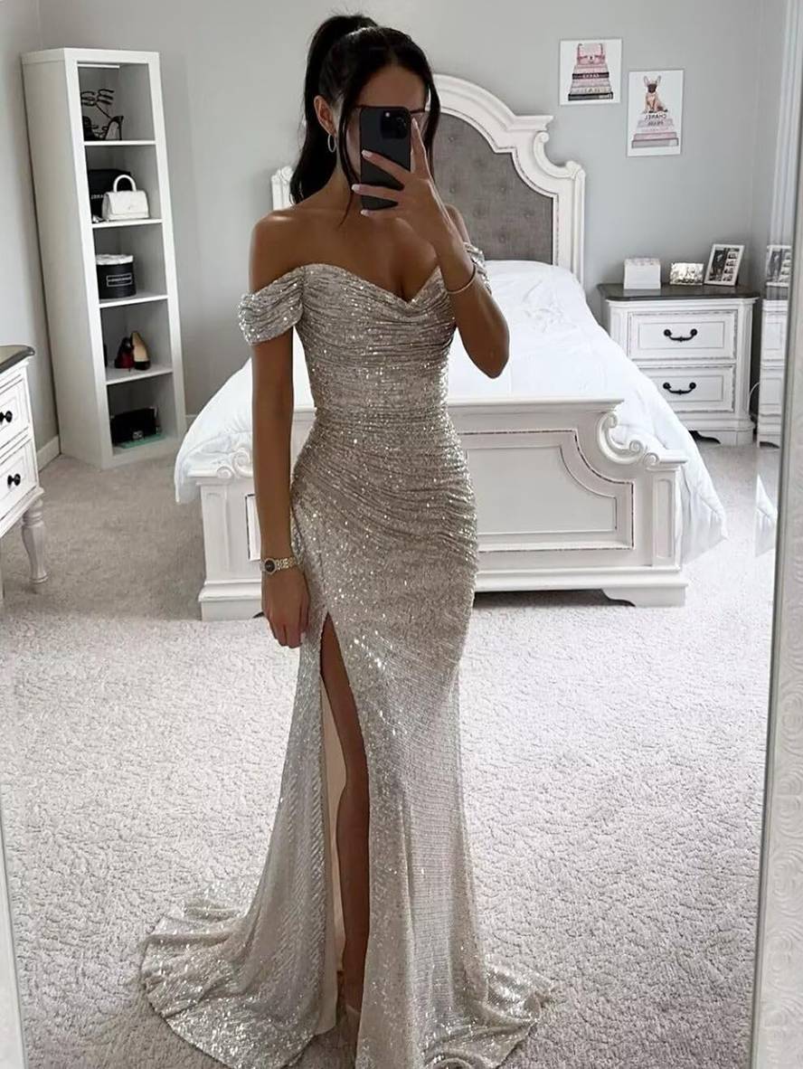 Close-up van de rijke textuur van de pailletten op deze chique strapless dames feestjurk.