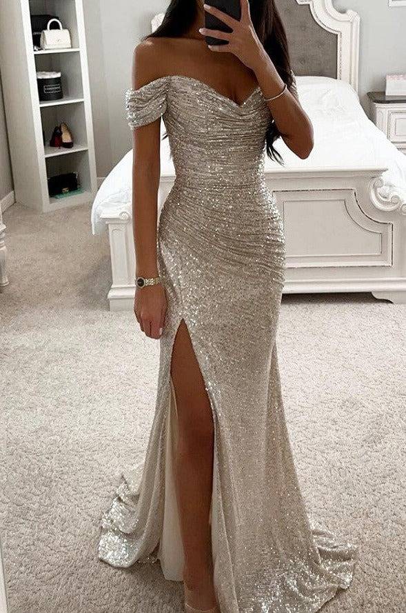 Detail van de glanzende pailletten op de elegante strapless avondjurk. Zachte stof, comfortabele pasvorm.