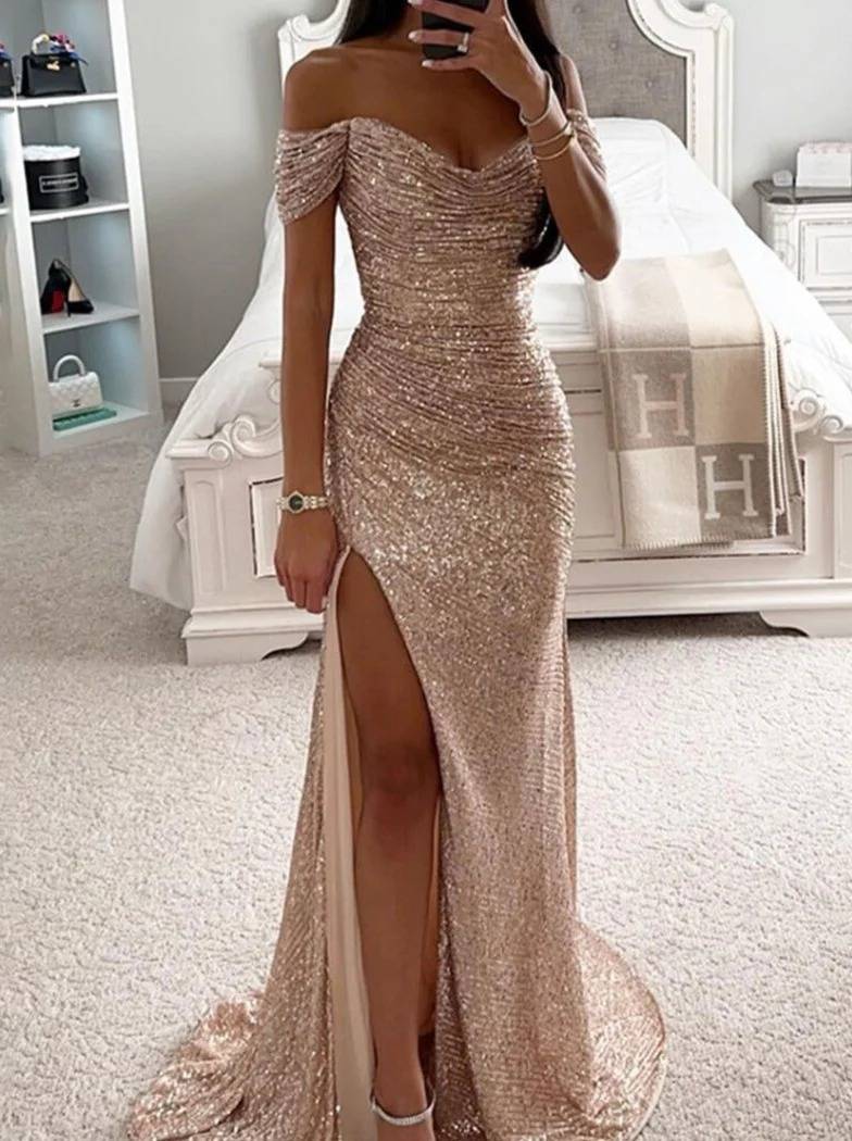 Lange dames avondjurk met schitterende pailletten. De strapless cocktailjurk is ideaal voor een speciale gelegenheid.