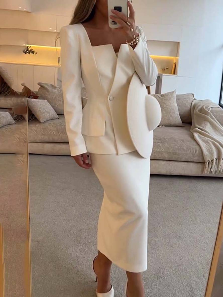 Moderne vrouwen tweedelige set: getailleerde blazer en hoge taille lange rok. Stijlvolle kantoorlook.