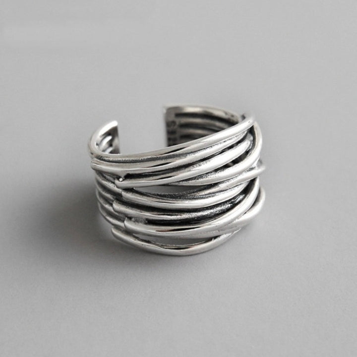 Verstelbare zilveren laagjesring (925 zilver) voor dames. Modern sieraad met elegante uitstraling.