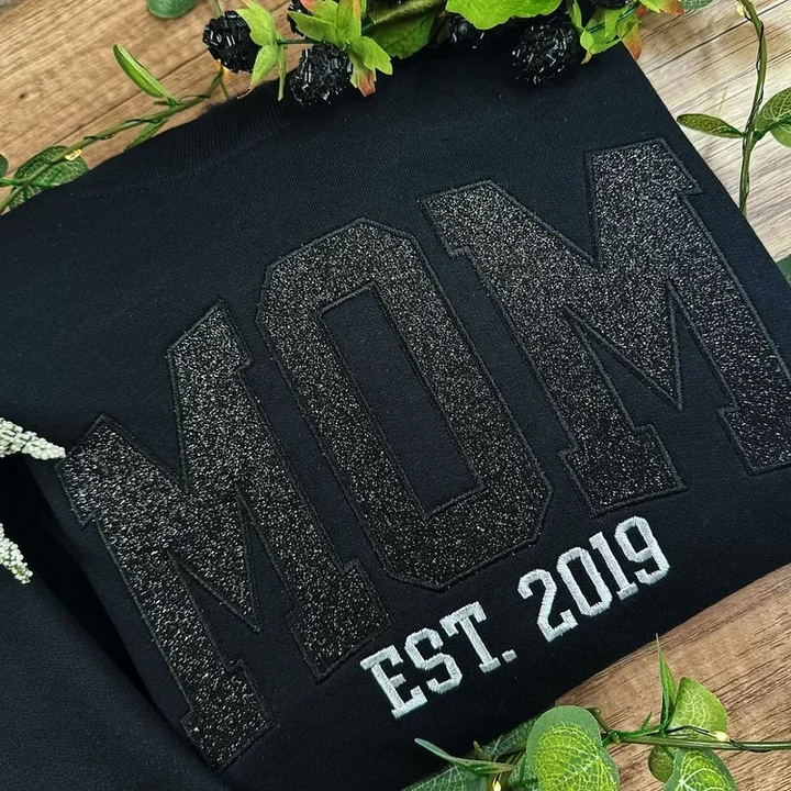 Gepersonaliseerd moedersweatshirt met namen van kinderen op de mouw, perfect Moederdag cadeau.