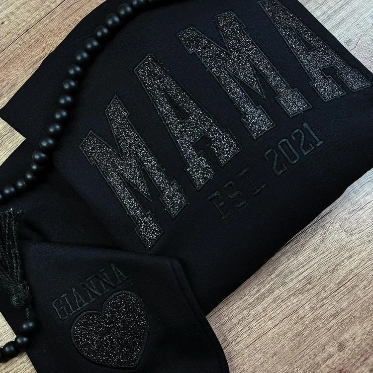 Uniek Moederdag cadeau: gepersonaliseerd sweatshirt voor mama met namen op de mouw.