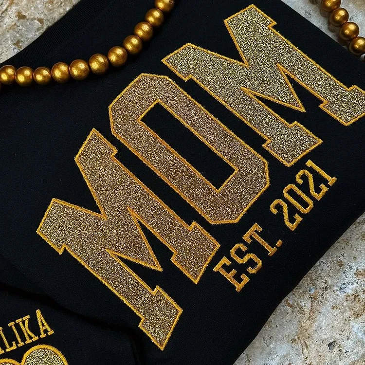 Comfortabele unisex trui, gepersonaliseerd met namen, ideaal als cadeau voor mama.