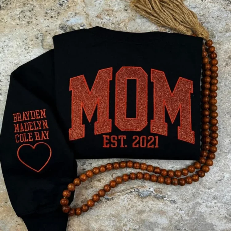 Stijlvol moedersweatshirt met glanzende glitter opdruk, gepersonaliseerd met namen, bijzonder cadeau.