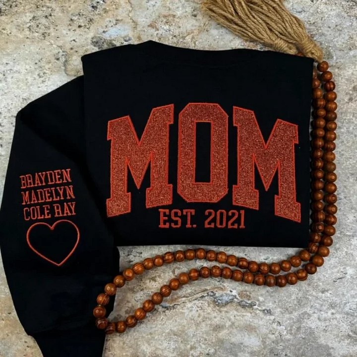 Stijlvol moedersweatshirt met glanzende glitter opdruk, gepersonaliseerd met namen, bijzonder cadeau.