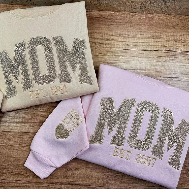 Trendy gepersonaliseerd sweatshirt voor mama, unisex, met namen op de mouw, comfortabel en modieus.