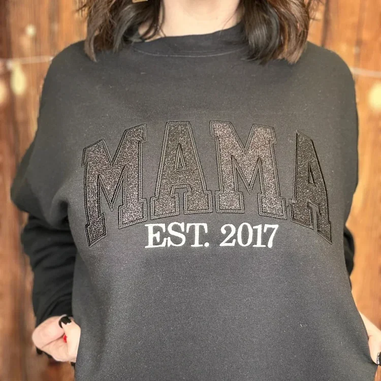 Gepersonaliseerde unisex trui met namen op de mouw, ideaal moederdag cadeau voor mama.