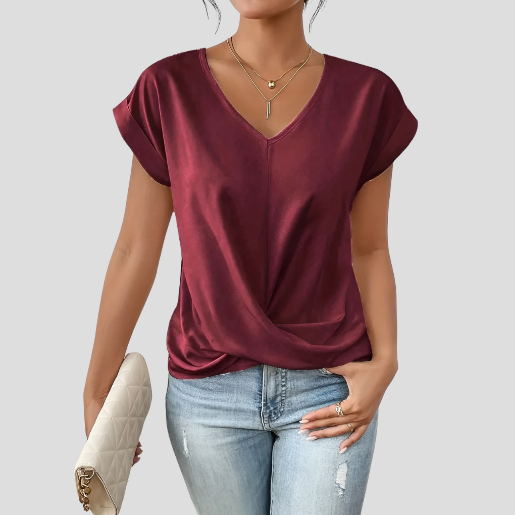 Moderne dames blouse met V-hals, gedrapeerde zoom en korte mouwen. Geschikt als casual top of elegante outfit.