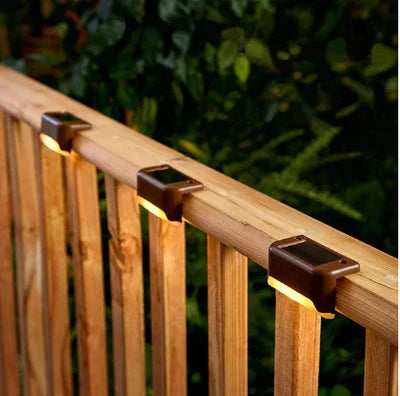 Close-up van de SolarGuard waterdichte solar tuinlamp met zonnepaneel. Efficiënte energiezuinige LED buitenlamp.