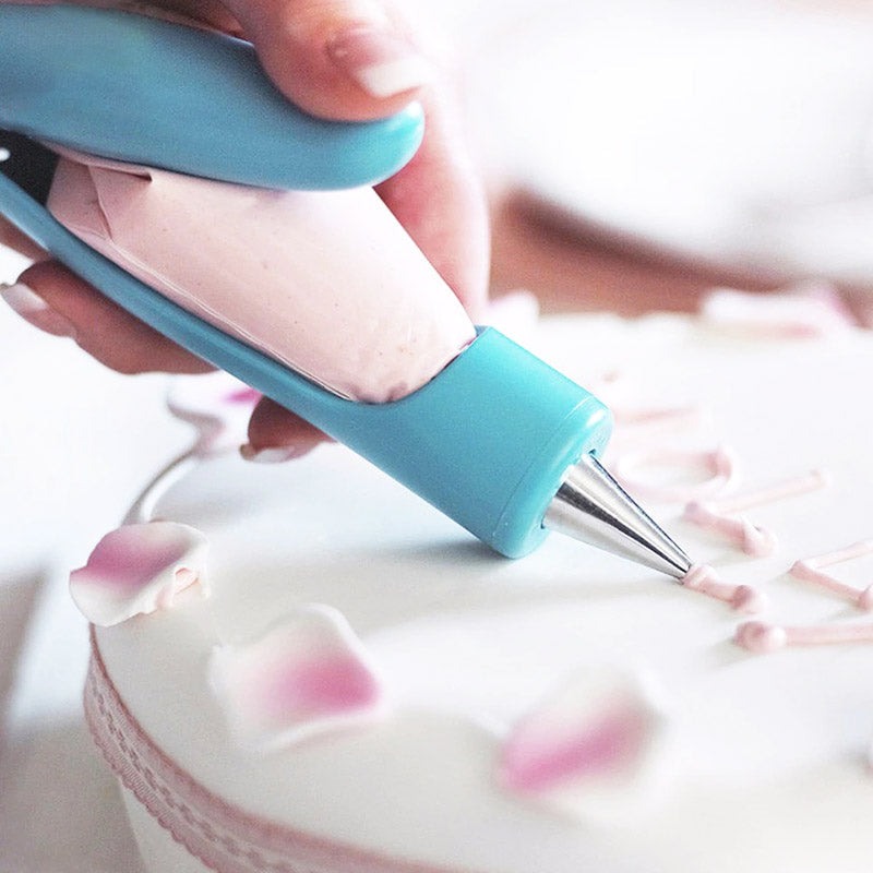 Hand decoreert een taart met de icing pen, creëert prachtige details voor een professionele look.