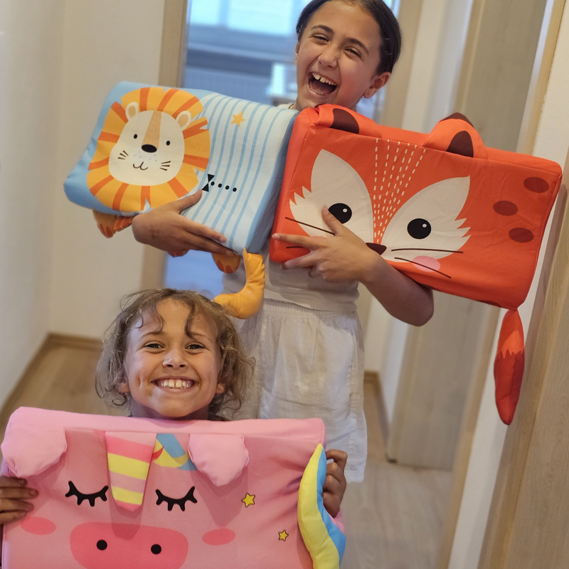 Comfortabel kindernekkussen met vrolijke berenprint; biedt ergonomische ondersteuning.